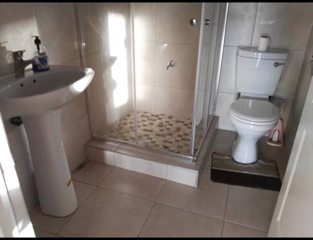1 BEDROOM SECTIONAL TITLE TO LET IN CLARE ESTATE